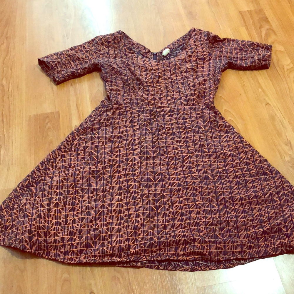 Just in time for spring ! Geometric print dress!